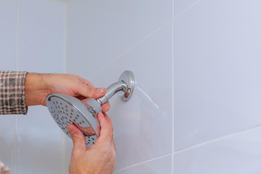 Soffione della doccia che viene smontato 