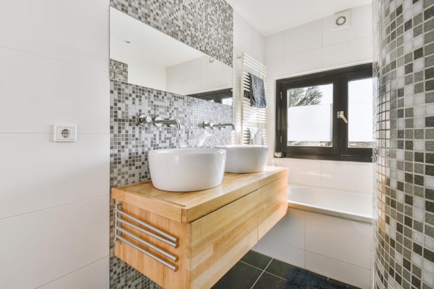 Bagno con mobile portalavabo in legno 