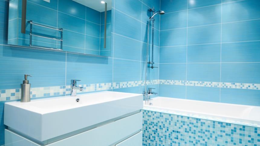Bagno con piastrelle azzurre grandi e piccole