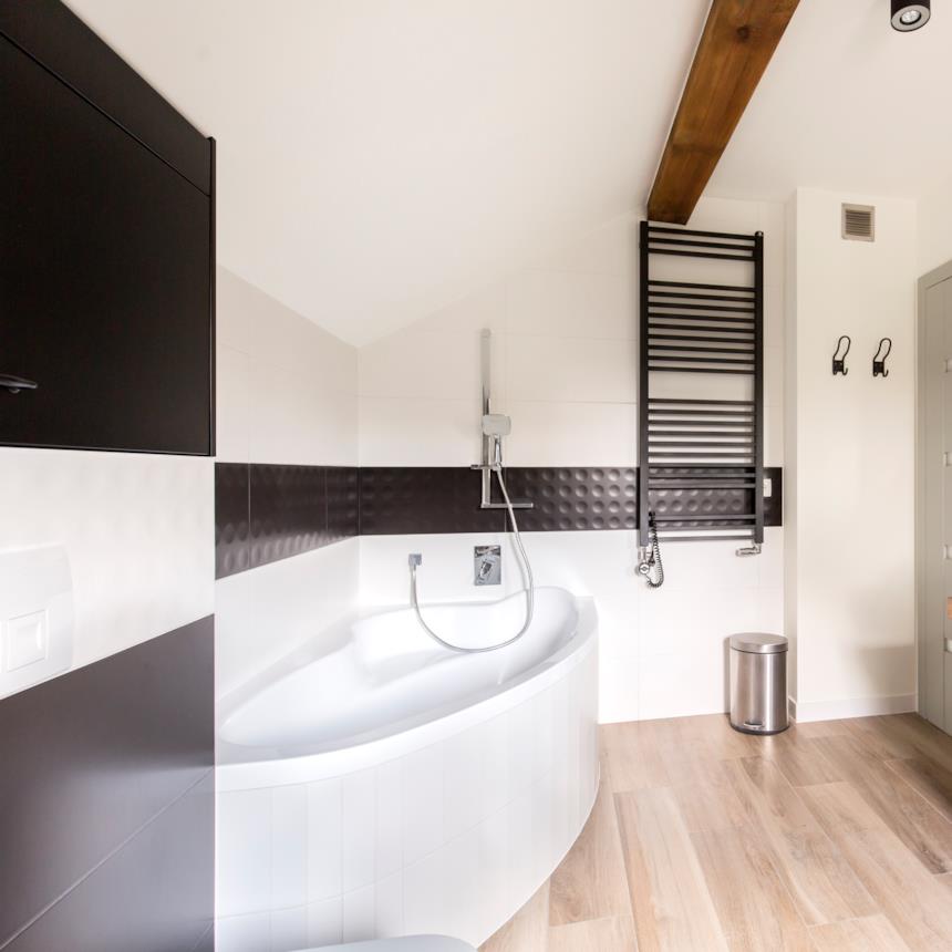 Bagno moderno con vasca semiincasso