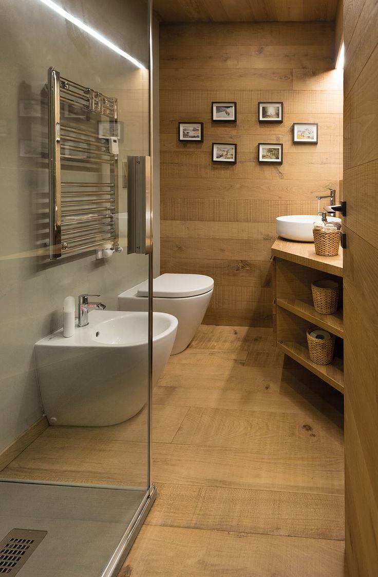 Bagno con rivestimento in legno
