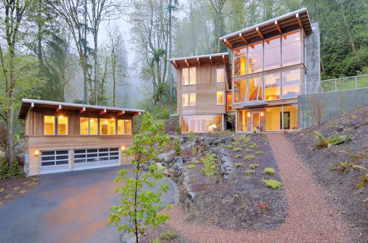 Gruppo di case moderne e sostenibili nel bosco 