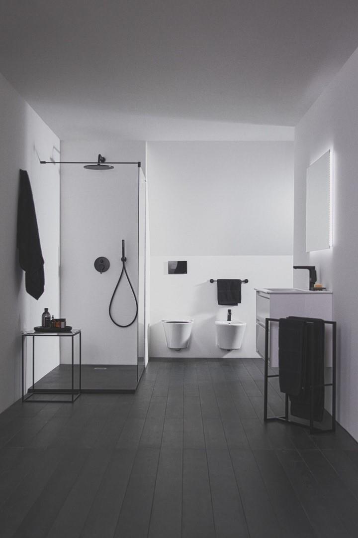 Bagno con rubinetteria nera di Ideal Standard
