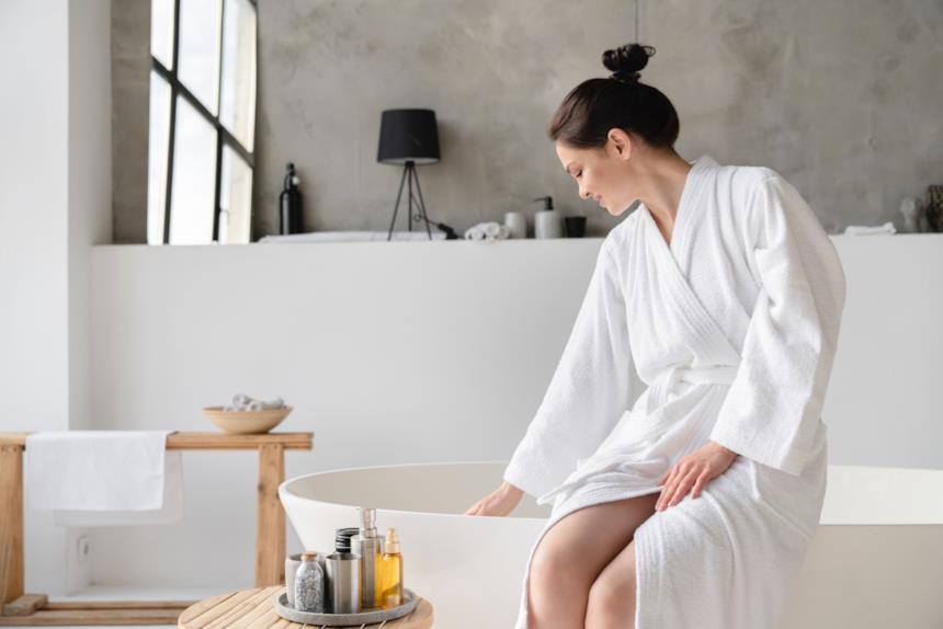 Donna seduta a bordo vasca