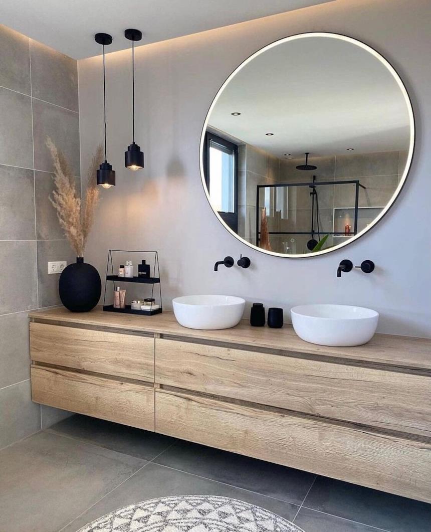 Bagno moderno con lavandini d'appoggio