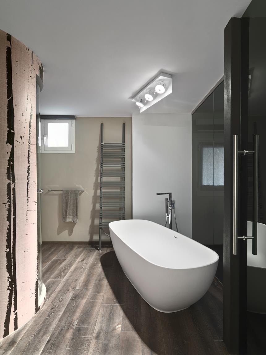 Bagno con vasca freestanding 