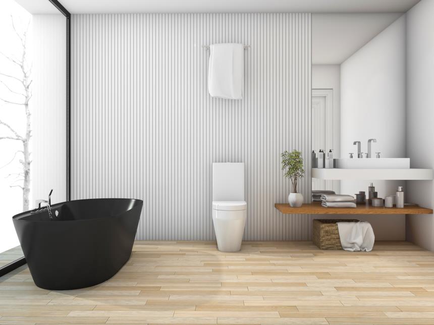Bagno con pavimento in parquet chiaro 
