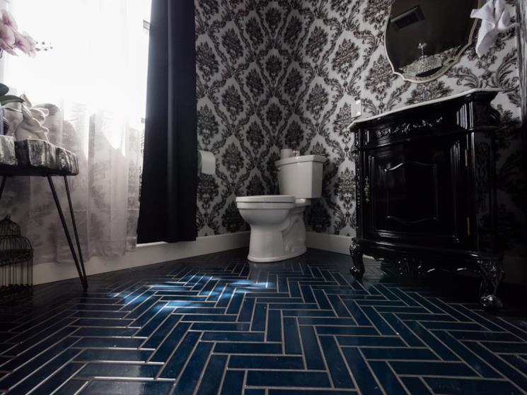Bagno barocco con carta da parati damascata