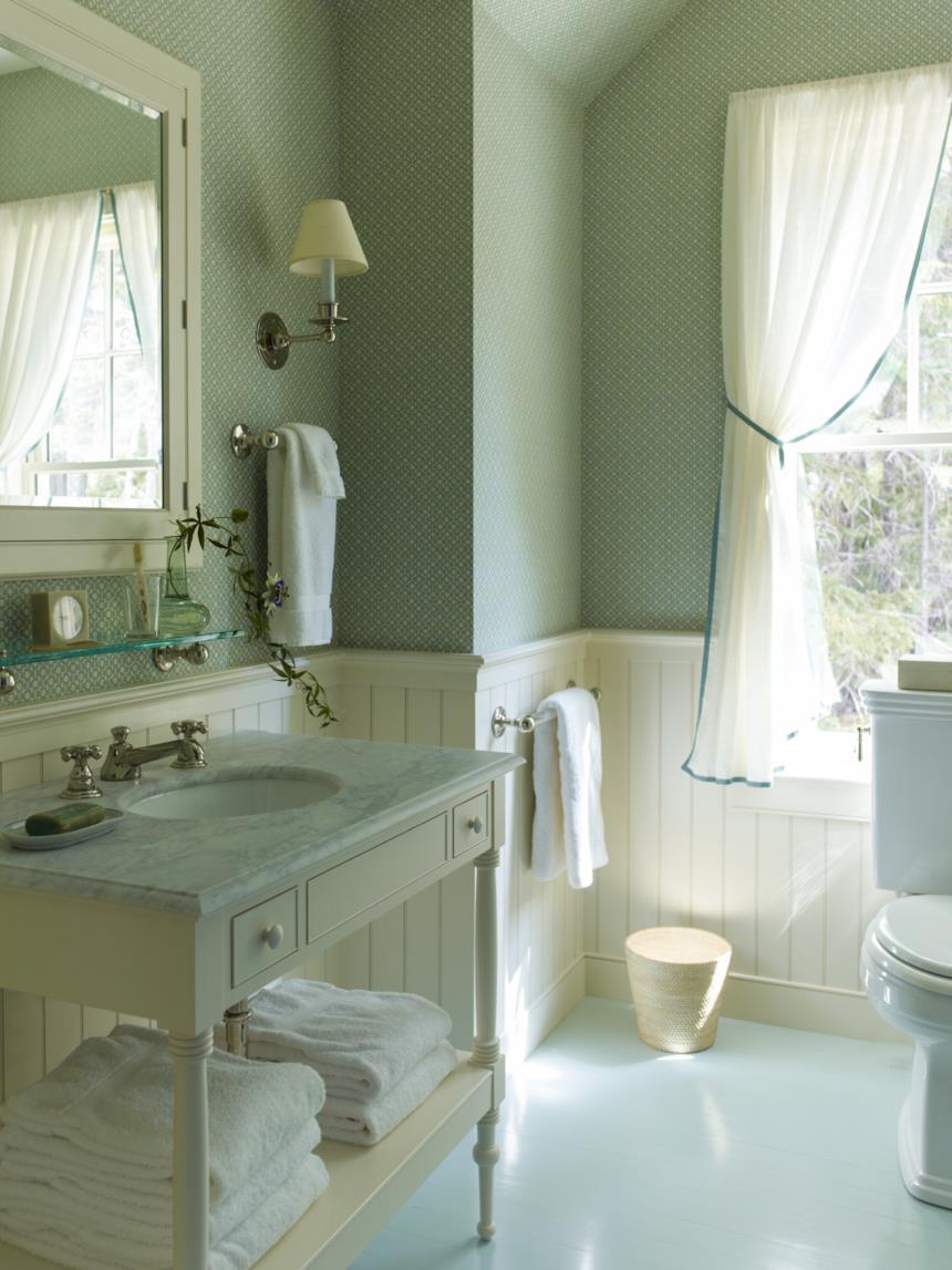 Bagno in stile coastal con mobile retrò con ripiano e lavabo in marmo