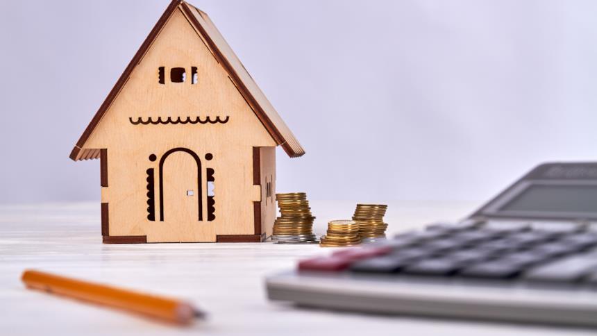 Calcolatrice e soldi su un tavolo