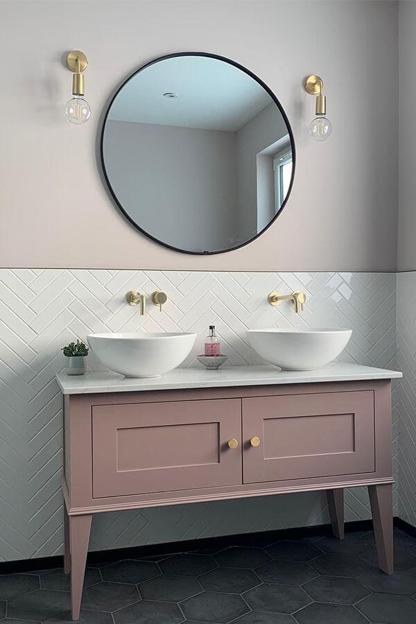 Portalabo rosa su piastrelle grigie