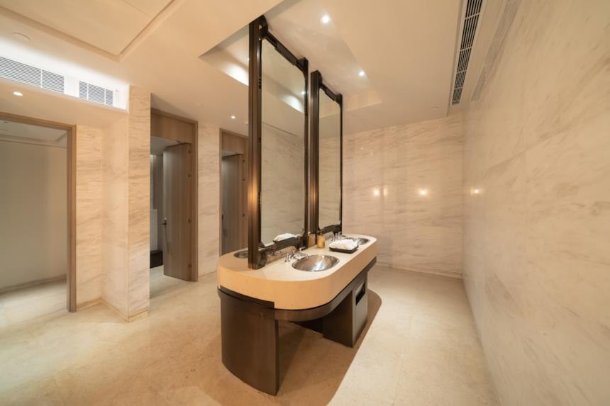 Bagno pubblico con quattro lavelli 