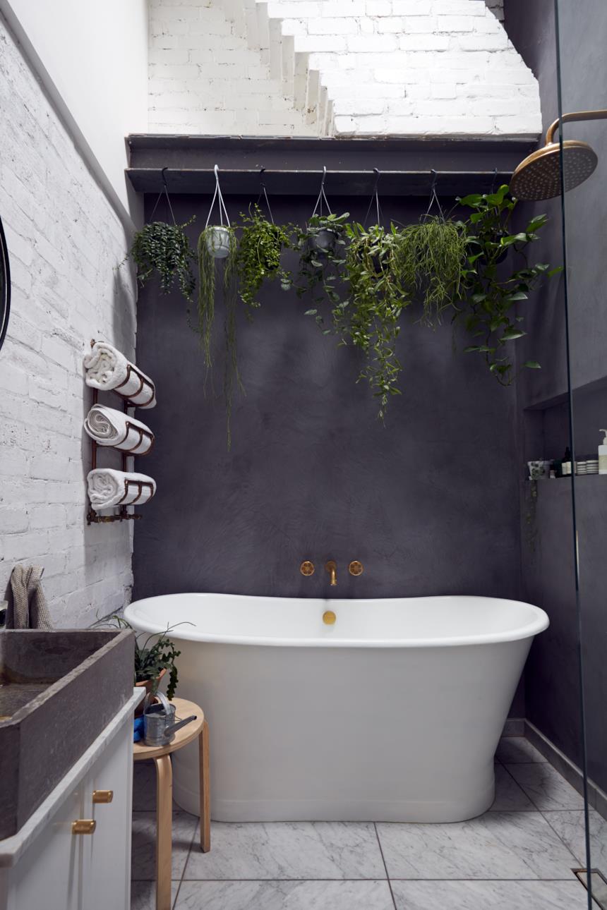 Bagno con piastrelle in marmo e parete tortora 