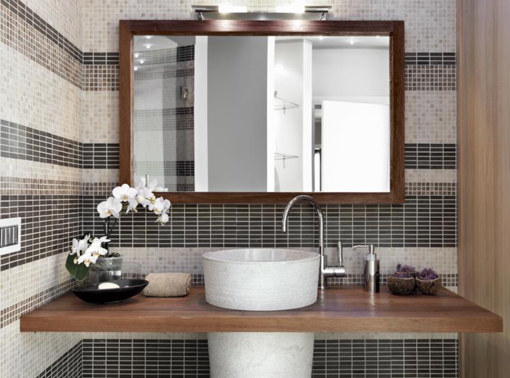 Mosaico applicato alle pareti del bagno dietro il lavandino 