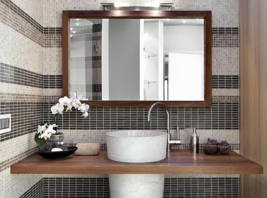 Mosaico applicato alle pareti del bagno dietro il lavandino 