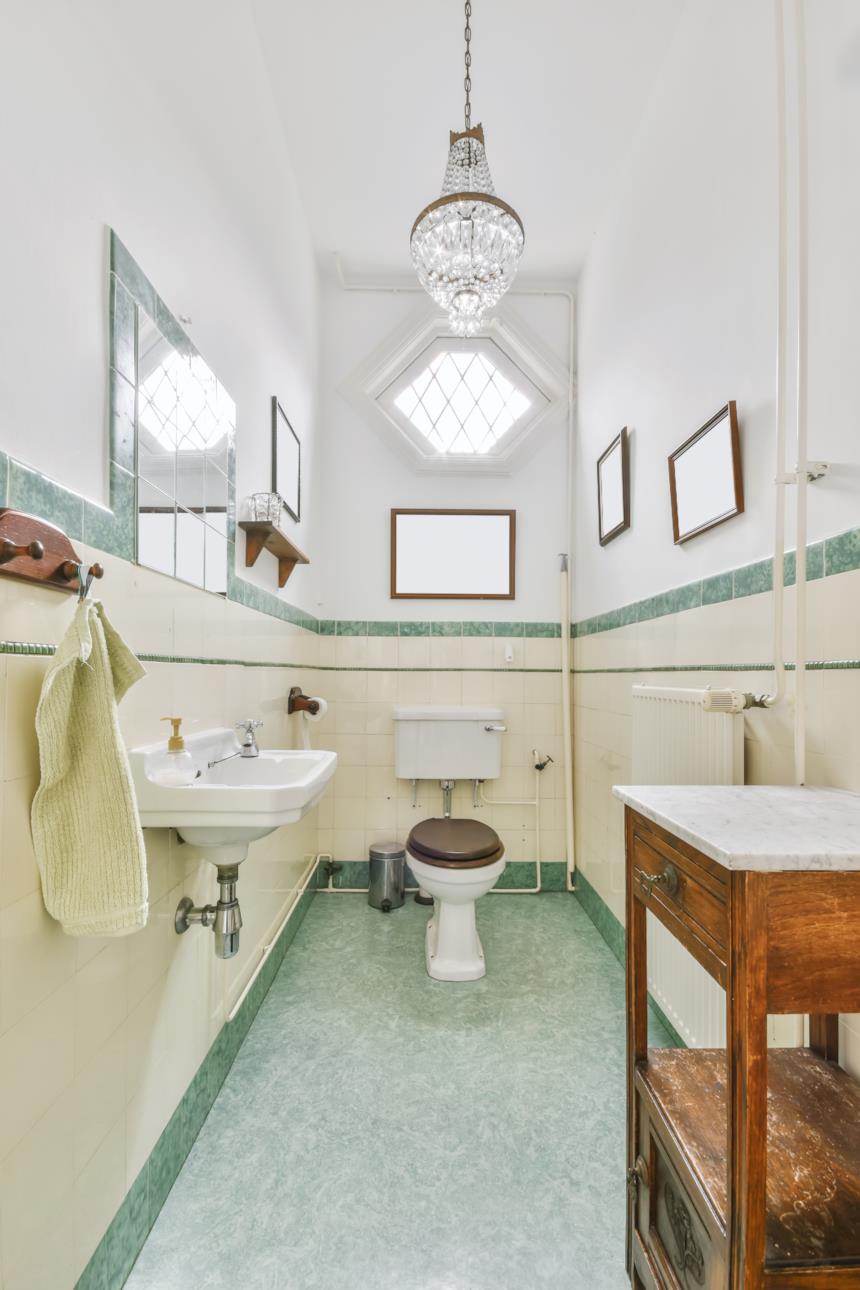 Bagno con boiserie in piastrelle di ceramica