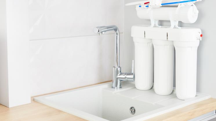 Depuratore acqua posato sul lavello 