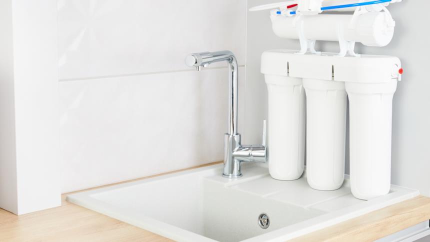 Depuratore acqua posato sul lavello 