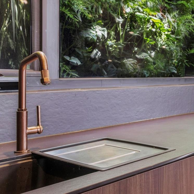 Cucina con rubinetto bronzo Officine di Gessi