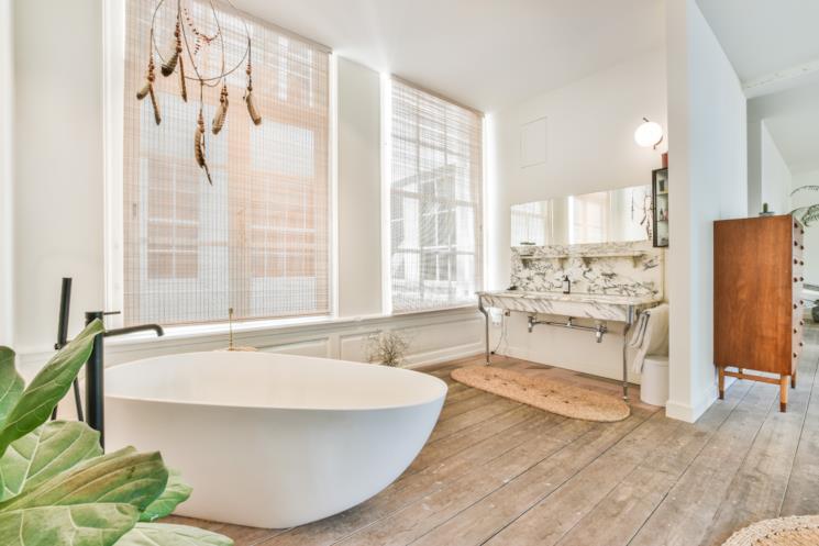 Bagno luxury con vasca freestanding e console lavabo in ferro