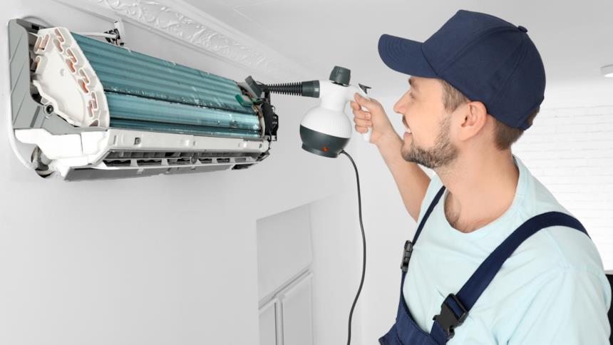 Tecnico che esegue la sanificazione del condizionatore