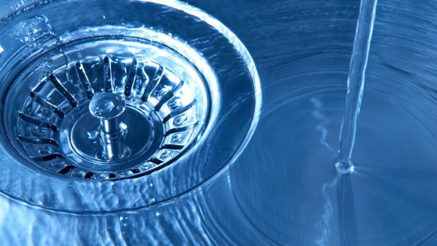 Scarico del lavandino con acqua che scorre