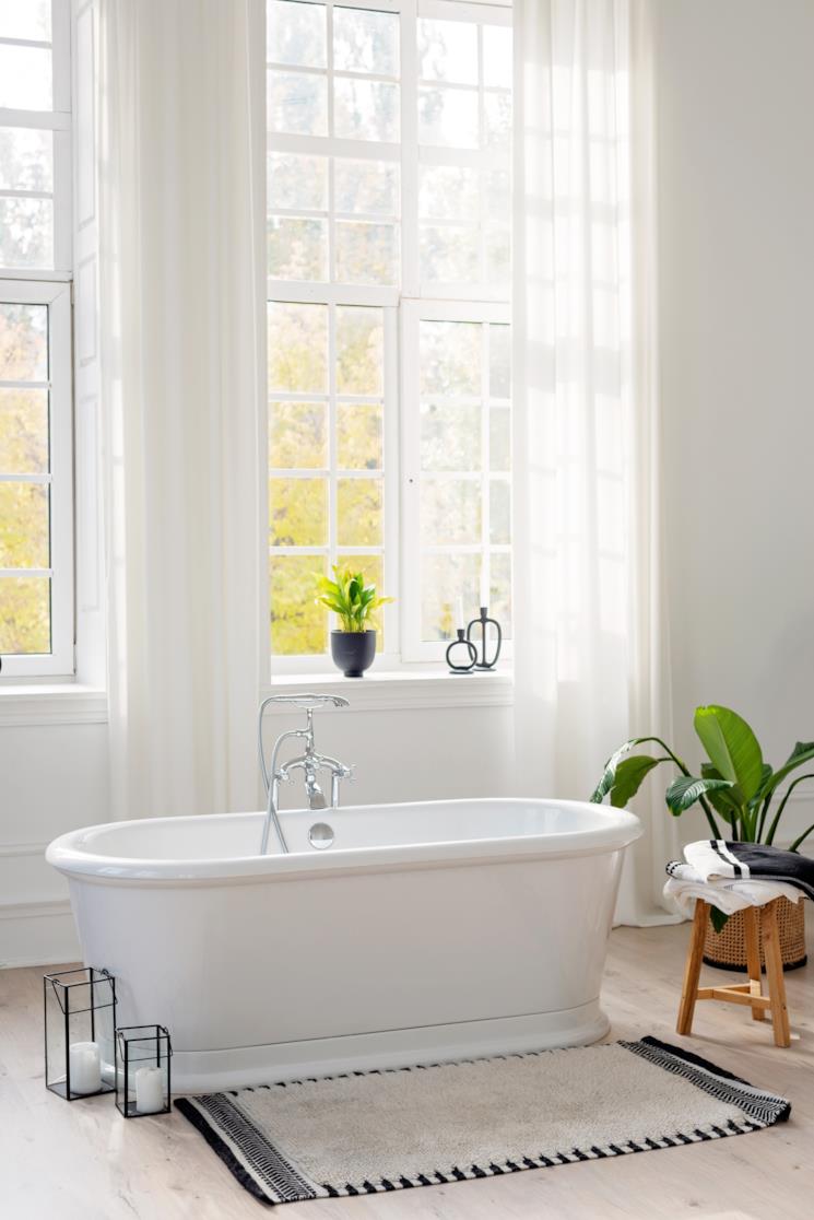 Finestra con tende bagno dietro vasca freestanding