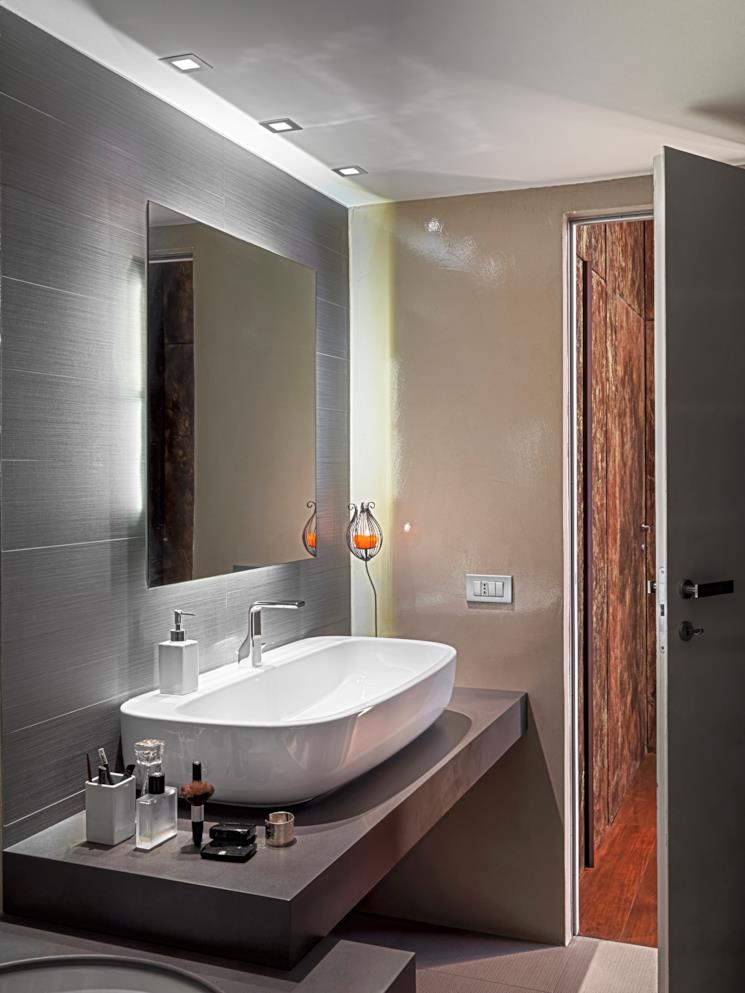 Bagno moderno con specchio retroilluminato 