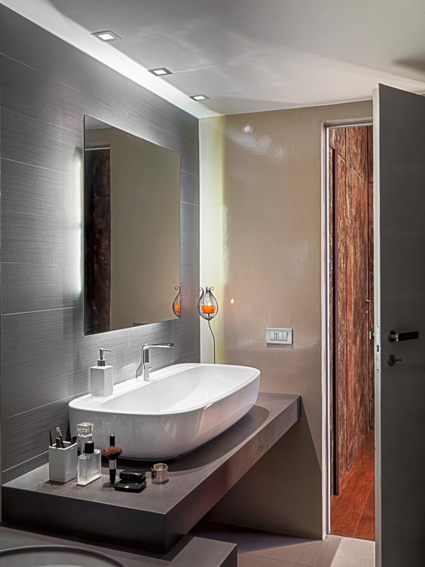 Bagno moderno con specchio retroilluminato 
