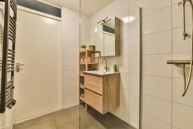 Bagno con mobile portalavabo in legno e termoarredo 