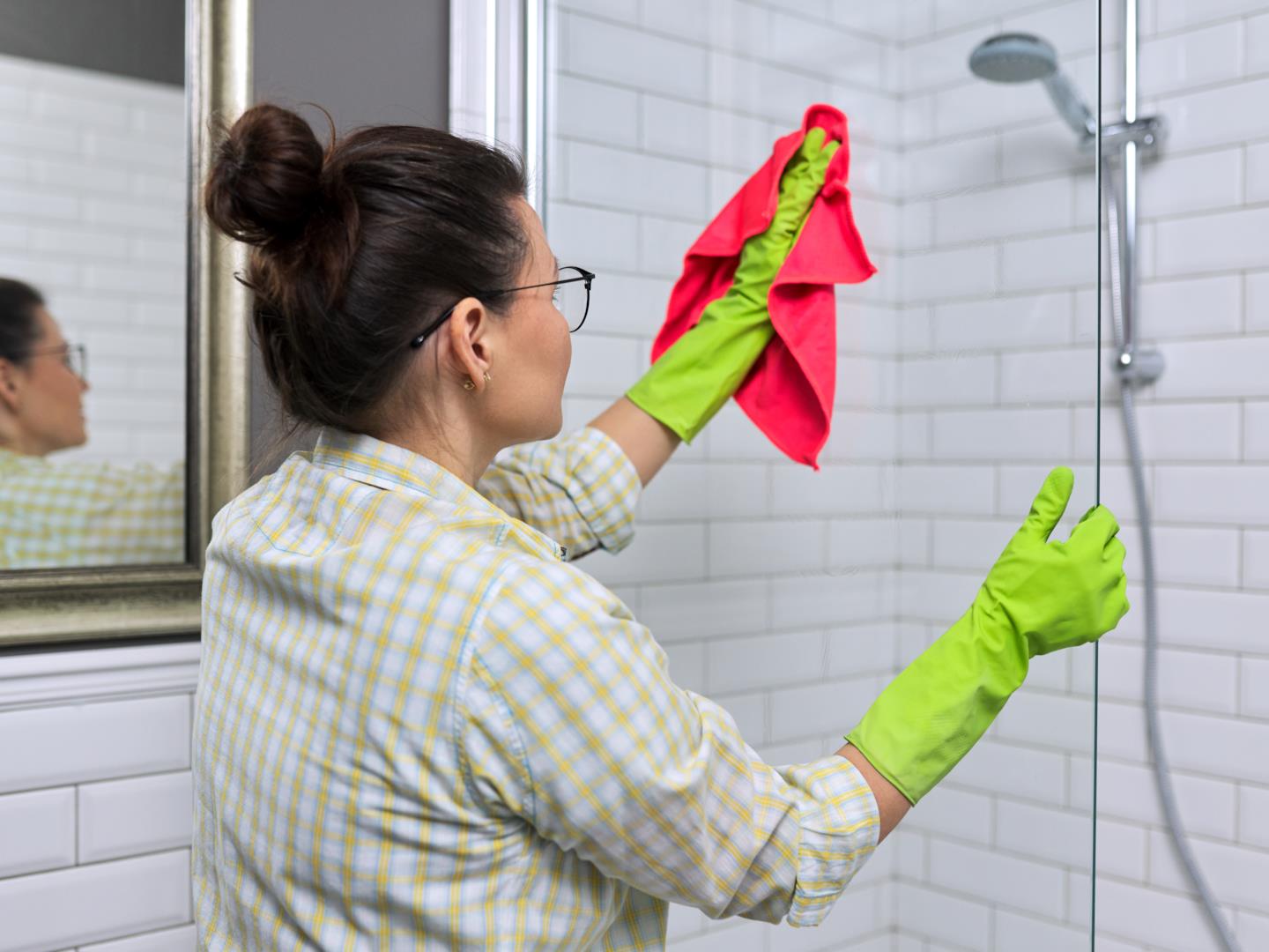 Come pulire i vetri della doccia dal calcare - ACE