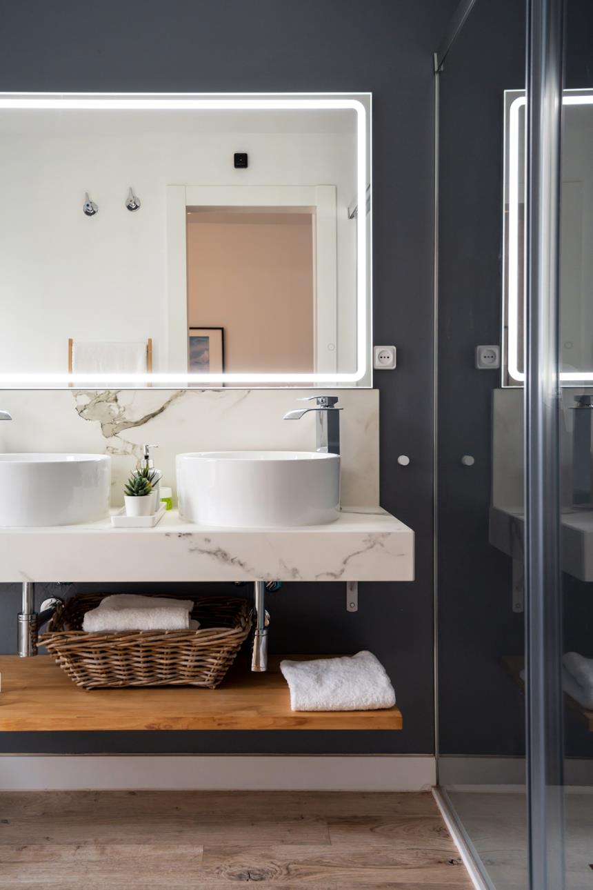 Specchio rettangolare con led perimetrale incorporato 