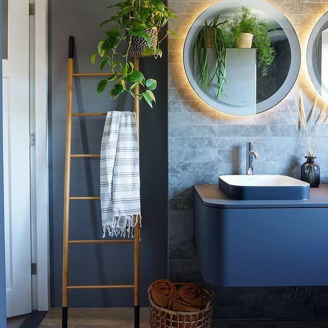 Arredo bagno in stile moderno contemporaneo con specchio tondo a filo - Le  Chic Arredamenti