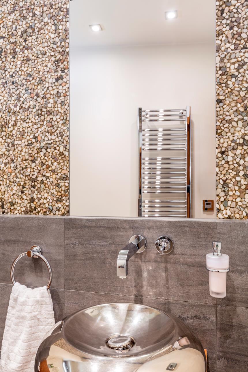 Bagno con termoarredo cromato