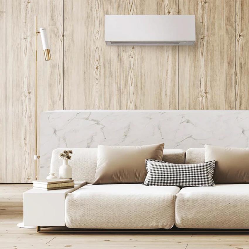 Toshiba Daiseikai 10 bianco sistemato sulla parete della sala sopra il divano