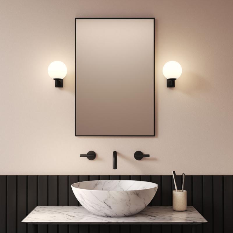 Applique di fianco al lavabo