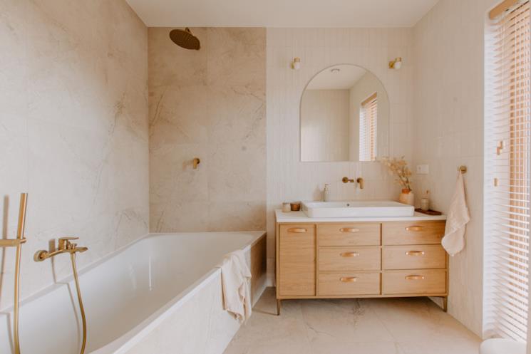 Bagno elegante con vasca a incasso