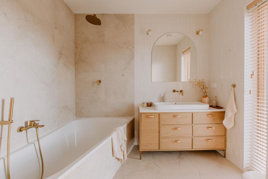 Bagno elegante con vasca a incasso