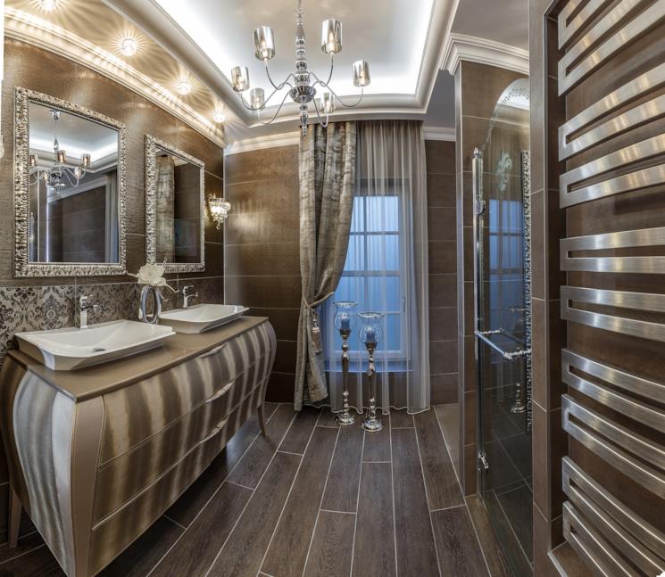 Bagno in stile barocco con doppio lavabo da appoggio