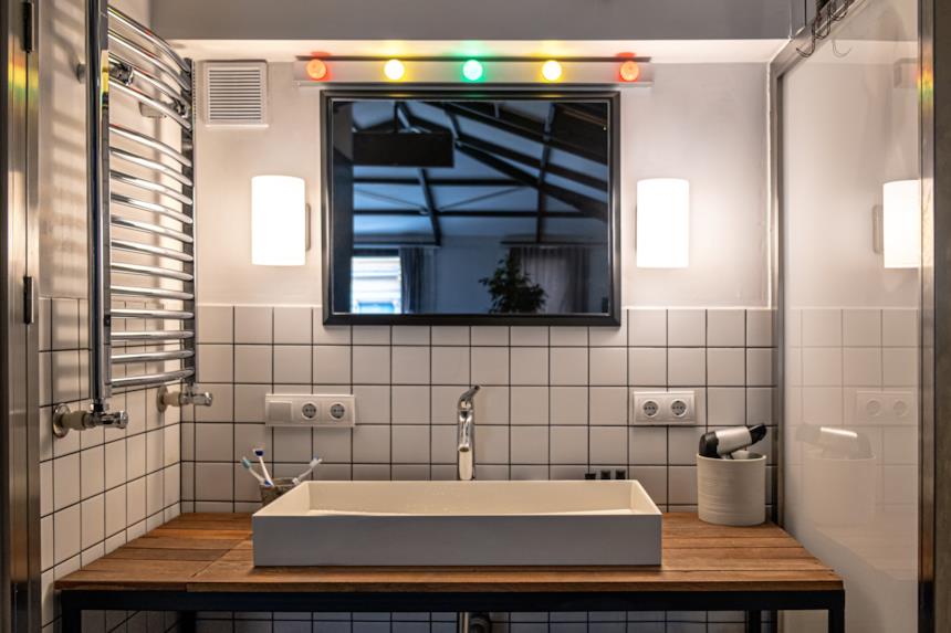 Bagno moderno stile industriale con faretti 