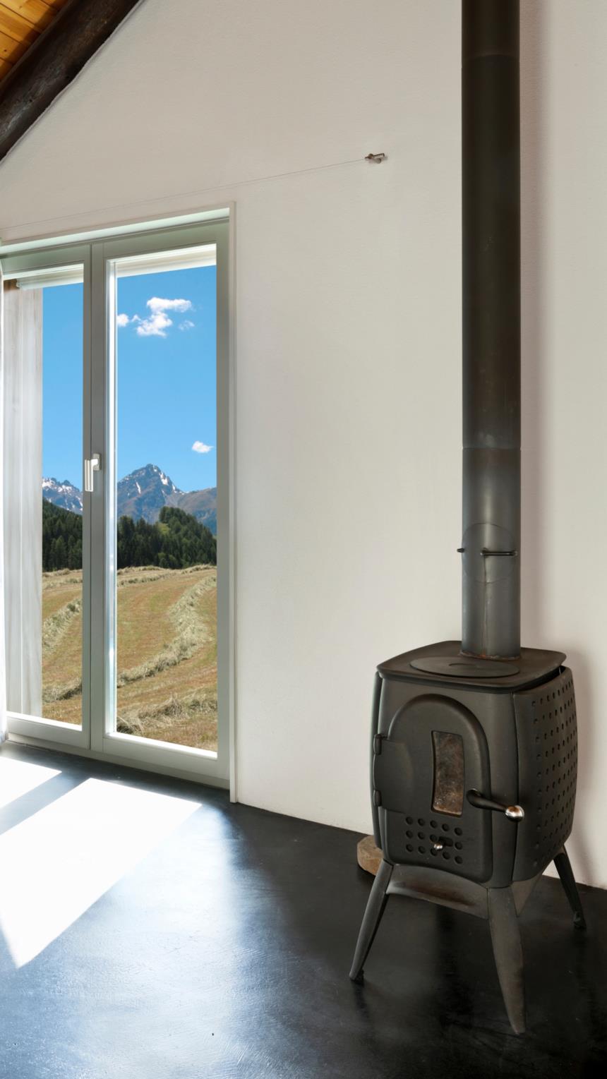 Stufa a legna vicino una finestra 