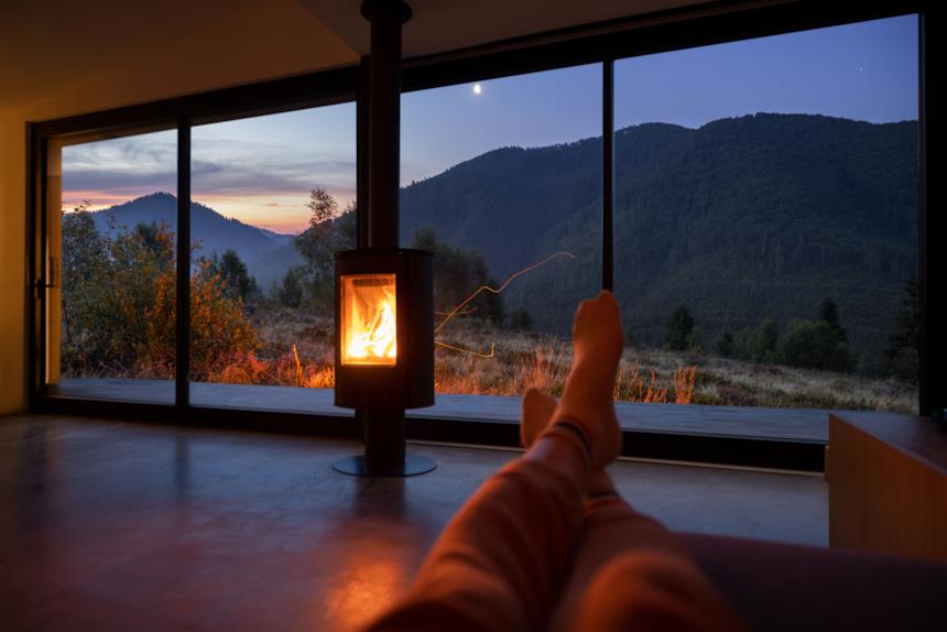Stufa a pellet accesa al tramonto