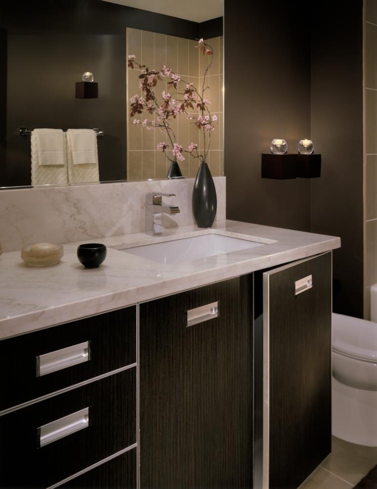 Bagno con pareti scure e lavandino a incasso 