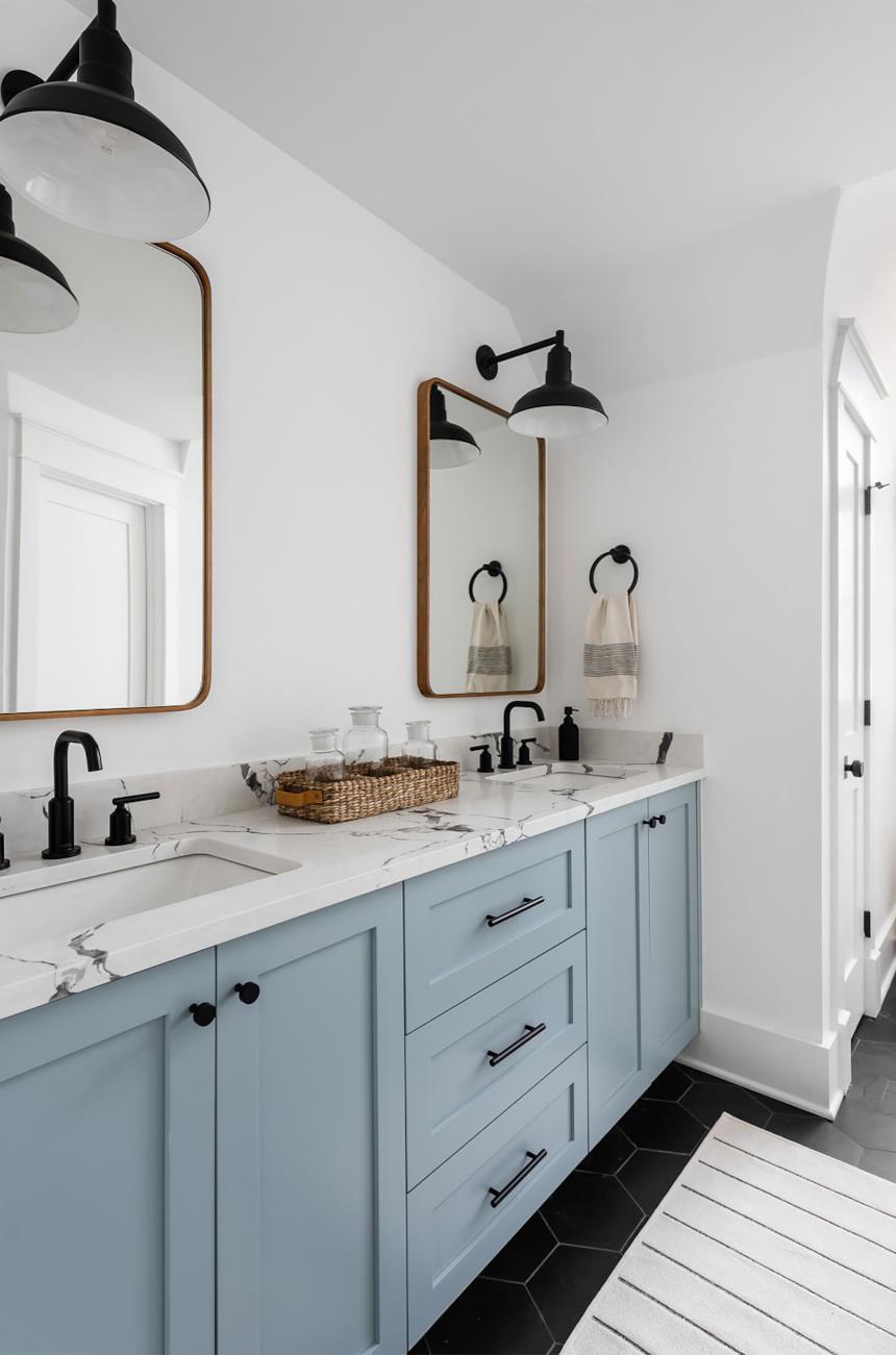 Bagno bianco con top in marmo