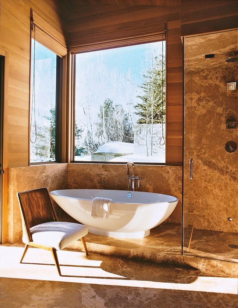 Vasca freestanding chalet di montagna vista neve