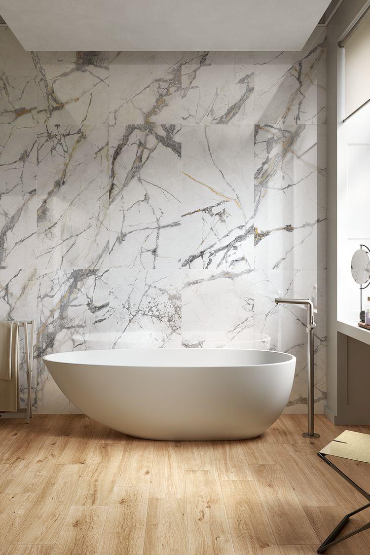 Bagno con parete in marmo