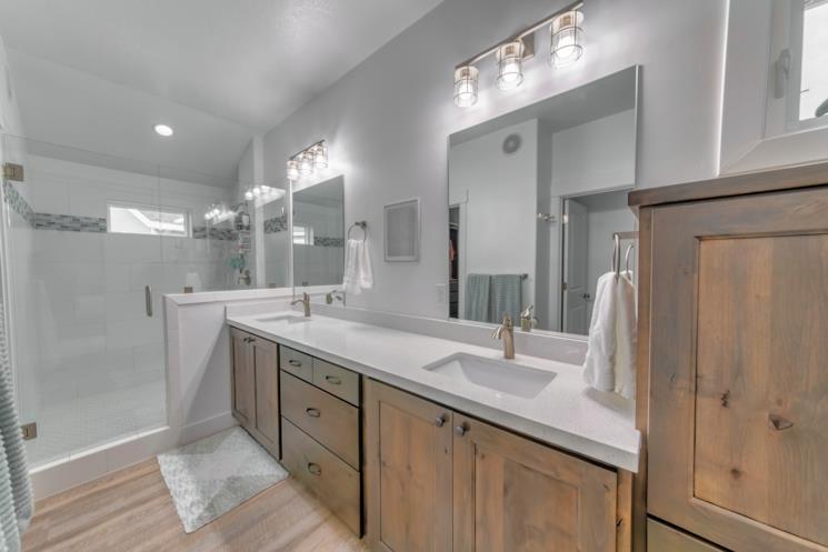 Bagno moderno con mobile portalavabo in legno