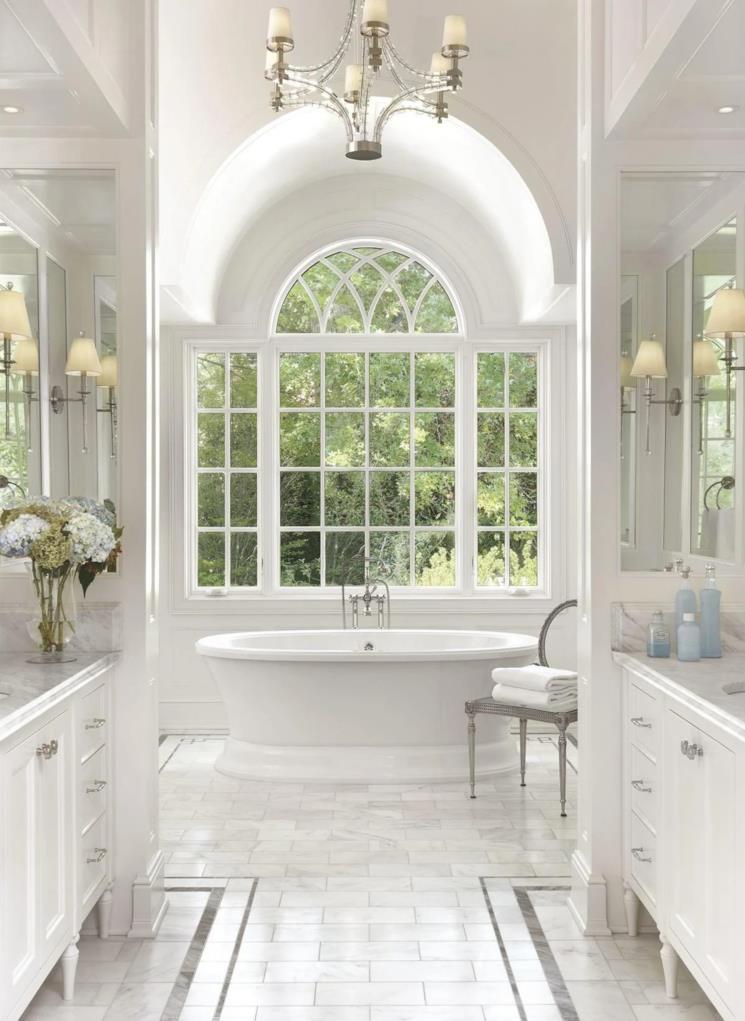 Bagno con vasca a libera installazione e grande finestra