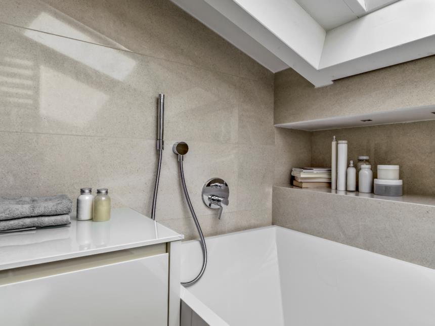 Nicchia realizzata su un lato della vasca a incasso 