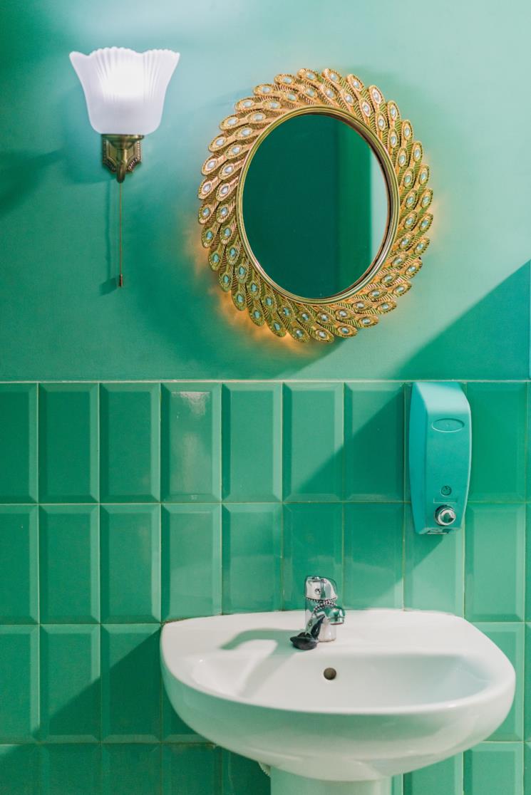 Bagno verde con lavabo a colonna 